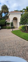 7910 Cocobay Dr in Naples, FL - Foto de edificio - Building Photo