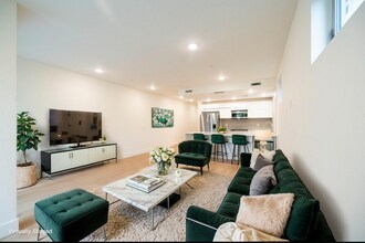 2000 N Beachwood Dr in Los Angeles, CA - Building Photo - Building Photo
