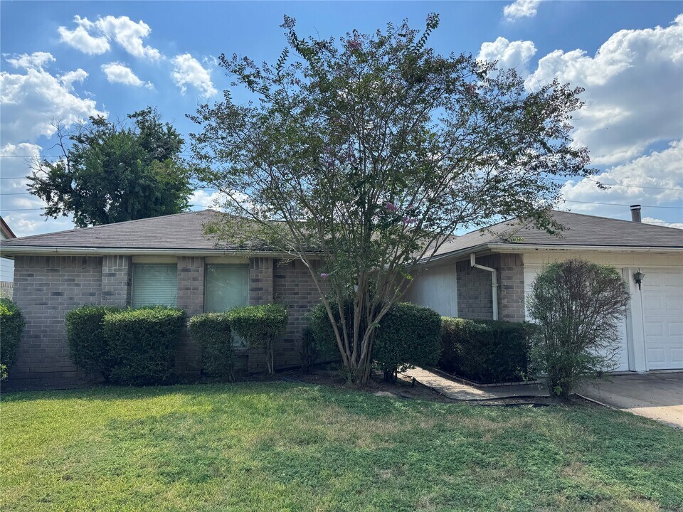19927 Windy Nook Dr in Houston, TX - Building Photo