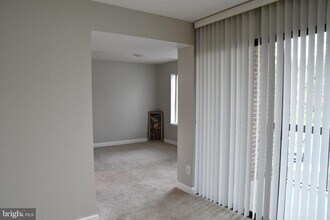 5817 Edson Ln, Unit 104 in Rockville, MD - Building Photo - Building Photo