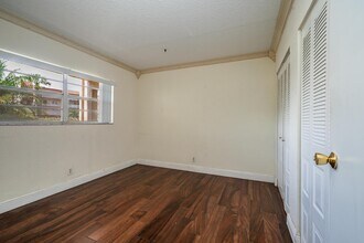 1010 Country Club Dr in Margate, FL - Building Photo - Building Photo