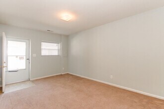 1443 W 40th St-Unit -1443 W 40th Street #B in Norfolk, VA - Building Photo - Building Photo