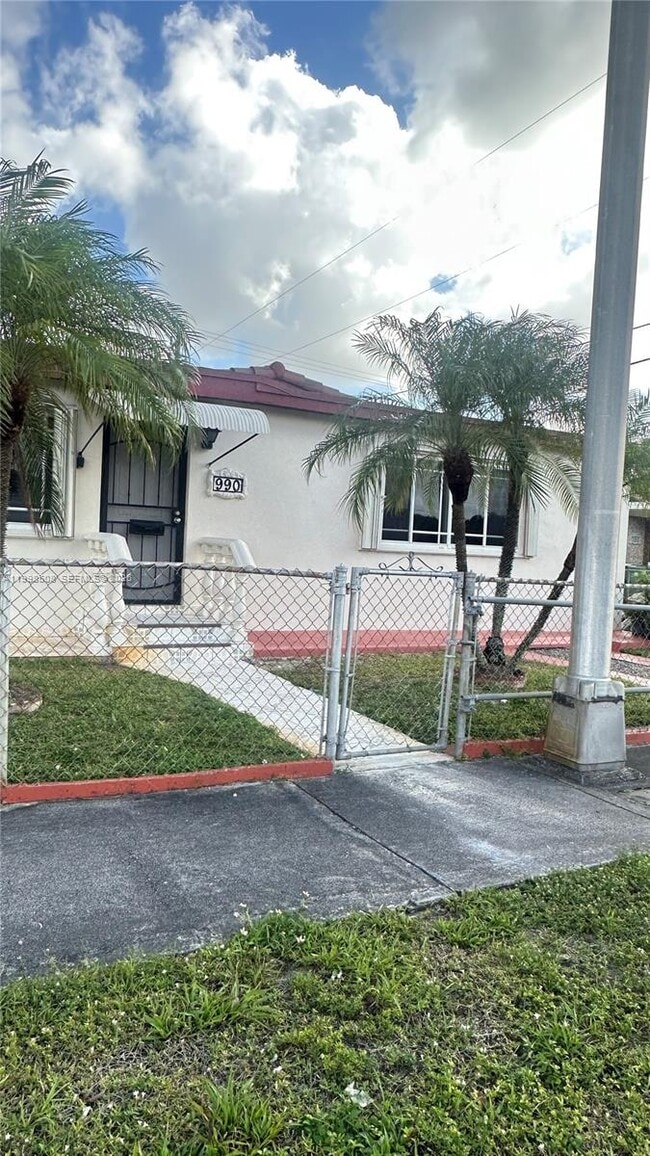 990 E 2nd St in Hialeah, FL - Building Photo - Building Photo