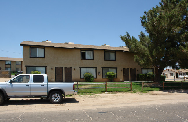 16280 Sequoia Ave in Hesperia, CA - Foto de edificio - Building Photo