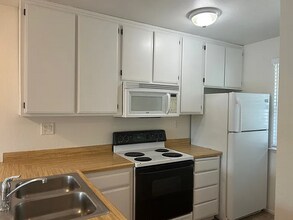 211 Stony Point Rd, Unit APT J in Santa Rosa, CA - Building Photo - Building Photo