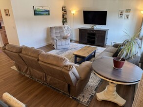 3006 Donington Dr in Anchorage, AK - Building Photo - Building Photo
