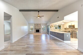 235 E Castle Harbour Dr in Friendswood, TX - Foto de edificio - Building Photo