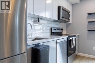 7 Erie Ave in Brantford, ON - Building Photo - Building Photo