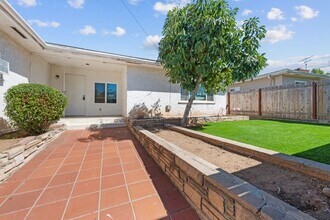 5227 E Falls View Dr in San Diego, CA - Building Photo - Building Photo