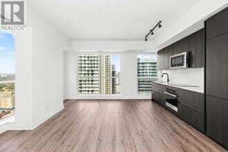 327-4327 King St W in Toronto, ON - Building Photo - Building Photo