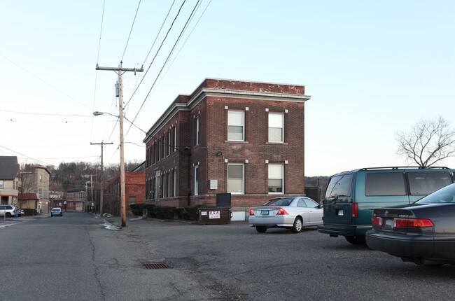 70 Franklin St in Torrington, CT - Foto de edificio - Building Photo