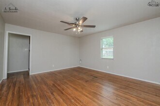 1508 N Victoria Ave in Iowa Park, TX - Building Photo - Building Photo