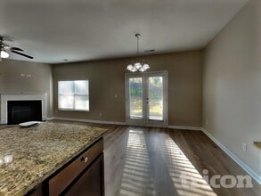 1938 Roxey Ln in Winder, GA - Foto de edificio - Building Photo