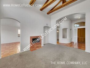 6325 N Calle Del Halcon in Tucson, AZ - Foto de edificio - Building Photo