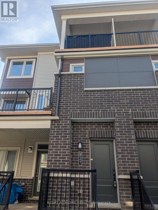 127 Anthracite Private in Ottawa, ON - Building Photo