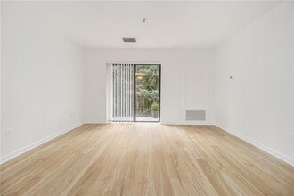 300 Johnson Ferry Rd in Atlanta, GA - Foto de edificio - Building Photo