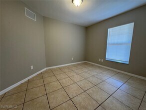 943 Grafton St in Lehigh Acres, FL - Foto de edificio - Building Photo