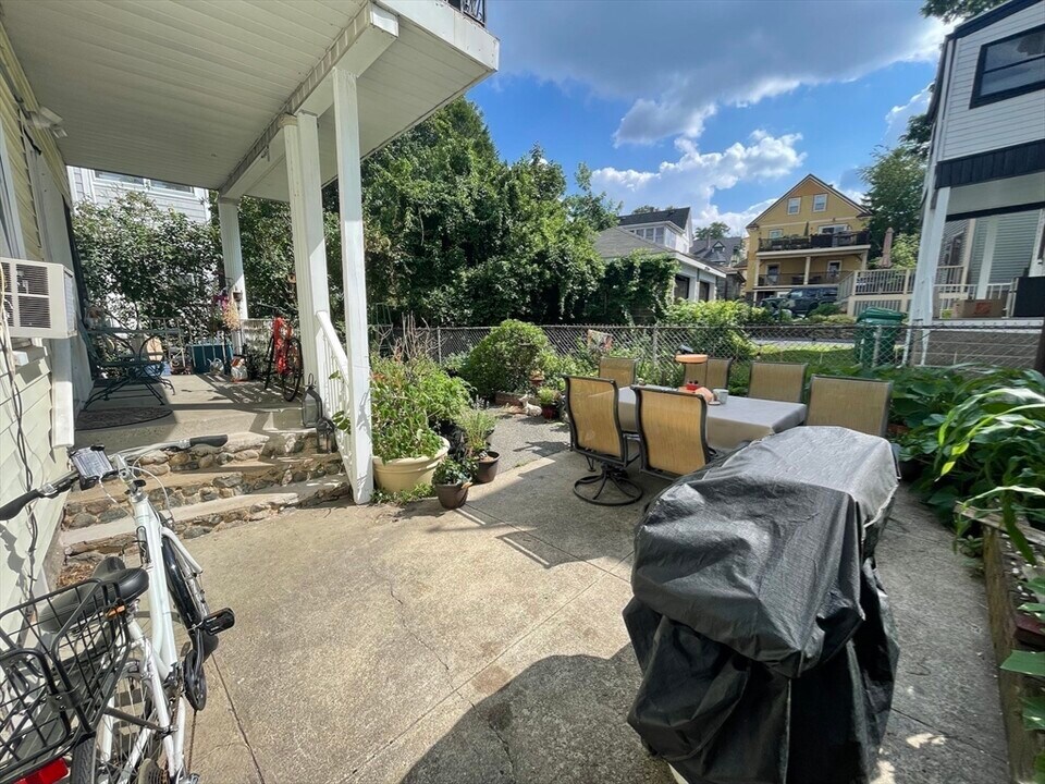 293 Boston Ave, Unit 2 in Medford, MA - Building Photo