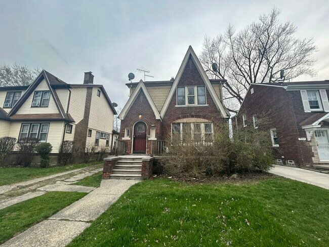 property at 4401 Buckingham