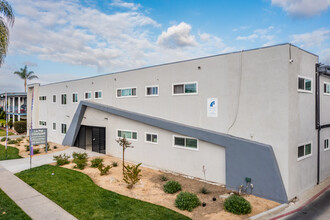 La Pat Courtyard Apartments in Westminster, CA - Foto de edificio - Building Photo