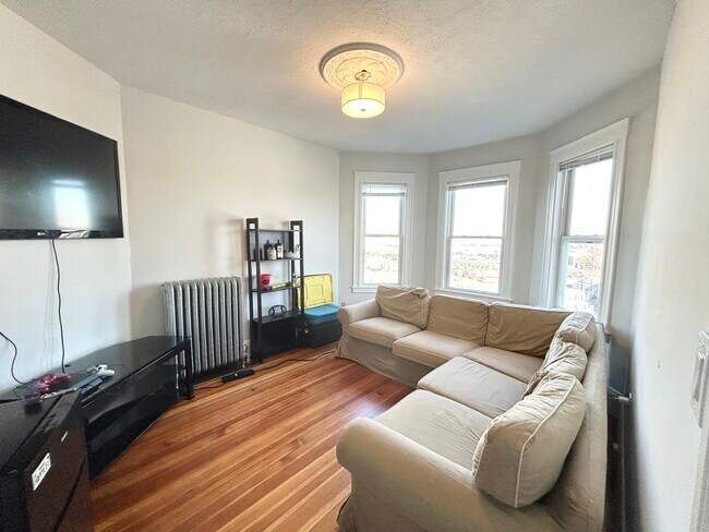 151 E Cottage St, Unit 1 in Boston, MA - Building Photo - Building Photo