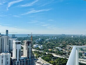 185 SW 7th St, Unit 2312 in Miami, FL - Building Photo - Building Photo