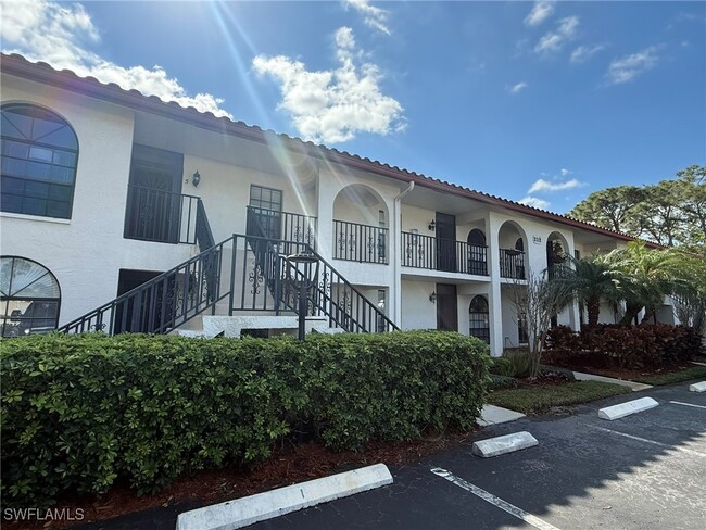 212 Deerwood Cir in Naples, FL - Foto de edificio - Building Photo