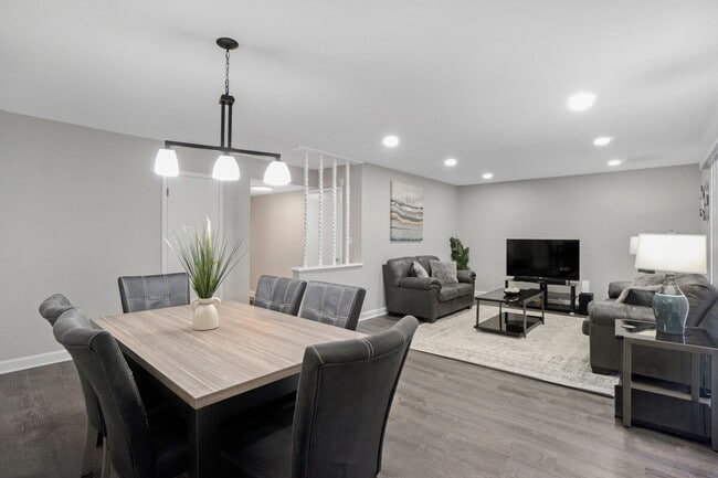 701 E Higgins Rd, Unit SI ID1301334P in Elk Grove Village, IL - Building Photo - Building Photo