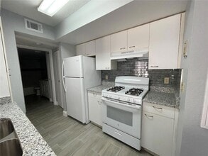 1612 Columbia Arms Cir, Unit 137 in Kissimmee, FL - Building Photo - Building Photo