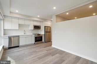 3449 Scotts Ln, Unit A404 in Philadelphia, PA - Building Photo - Building Photo