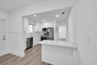 3445 SW 23rd Ter, Unit #3445 in Miami, FL - Foto de edificio - Building Photo