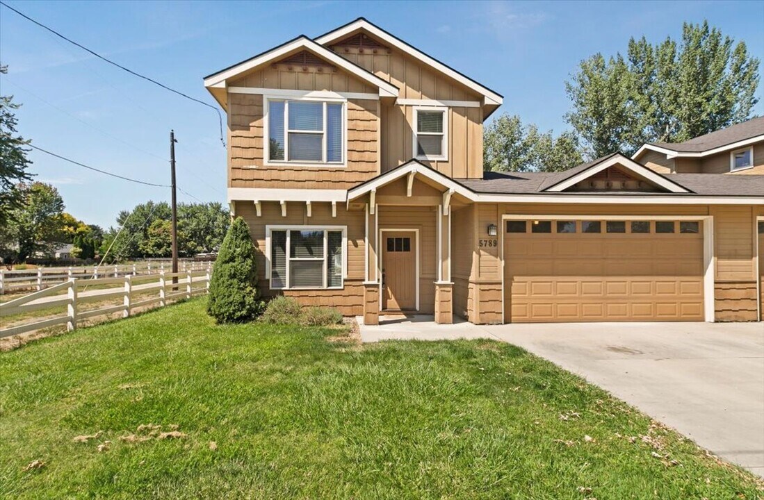 5789-5795 N Bogart Ln in Garden City, ID - Foto de edificio