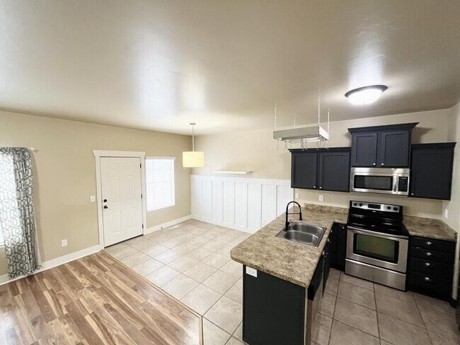 1576 Venetian Way in Saratoga Springs, UT - Foto de edificio - Building Photo