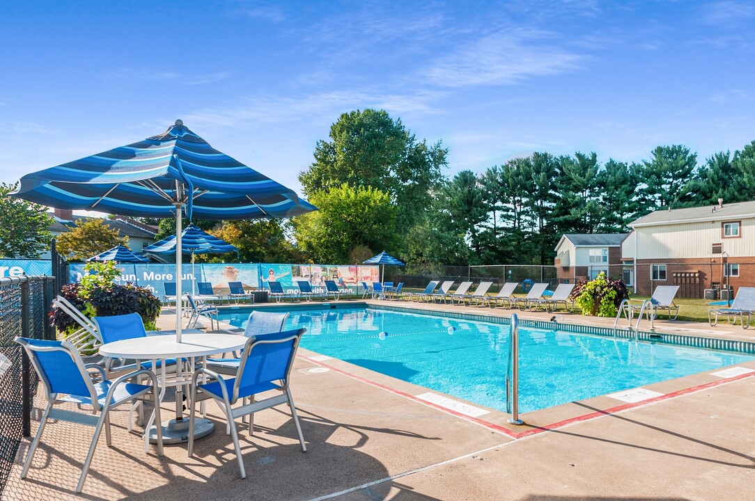 Oxford Manor Apartments and Townhomes in Mechanicsburg, PA - Building Photo