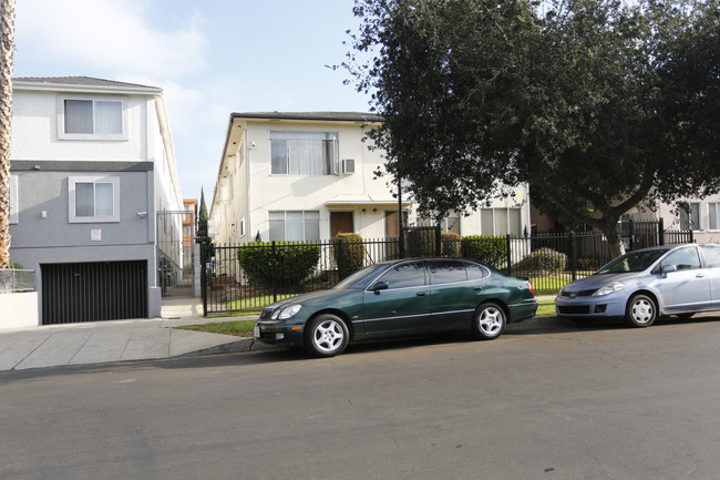 5851 Harold Way in Los Angeles, CA - Foto de edificio - Building Photo