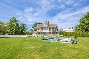 10 Little Cobb Rd in Water Mill, NY - Building Photo