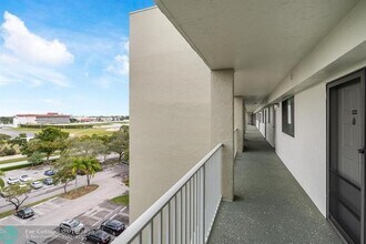 2240 N Cypress Bend Dr in Pompano Beach, FL - Building Photo - Building Photo