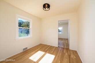 361 Meadowbrook Ave in Eatontown, NJ - Building Photo - Building Photo