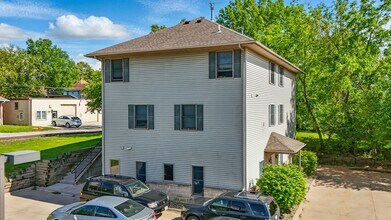817-819 S Gilbert Ct in Iowa City, IA - Building Photo - Building Photo