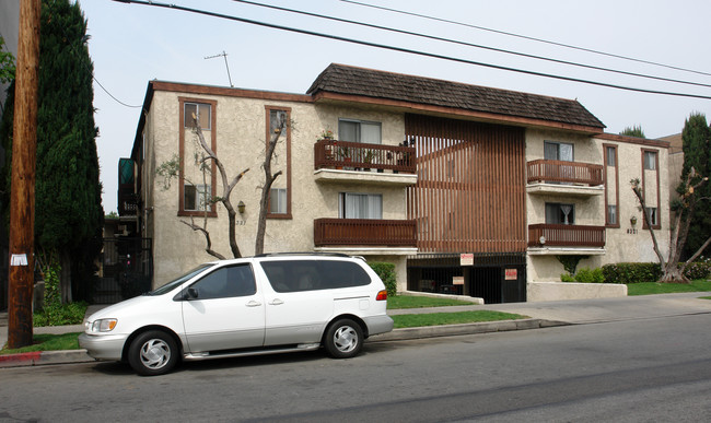 8321 Cedros Ave in Panorama City, CA - Foto de edificio - Building Photo