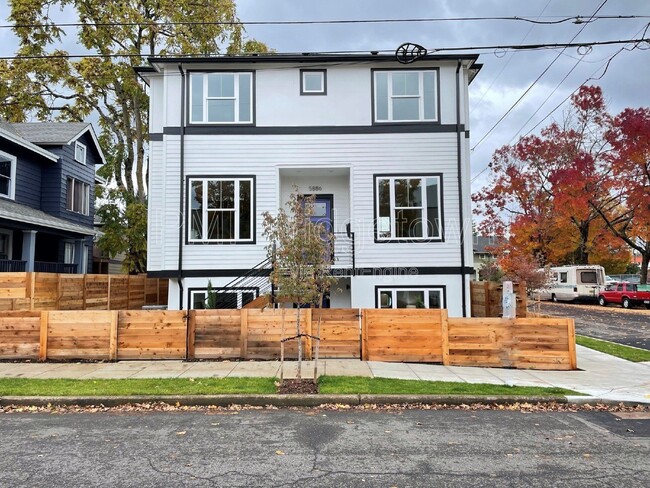 5886 SE 46th Ave in Portland, OR - Building Photo - Building Photo