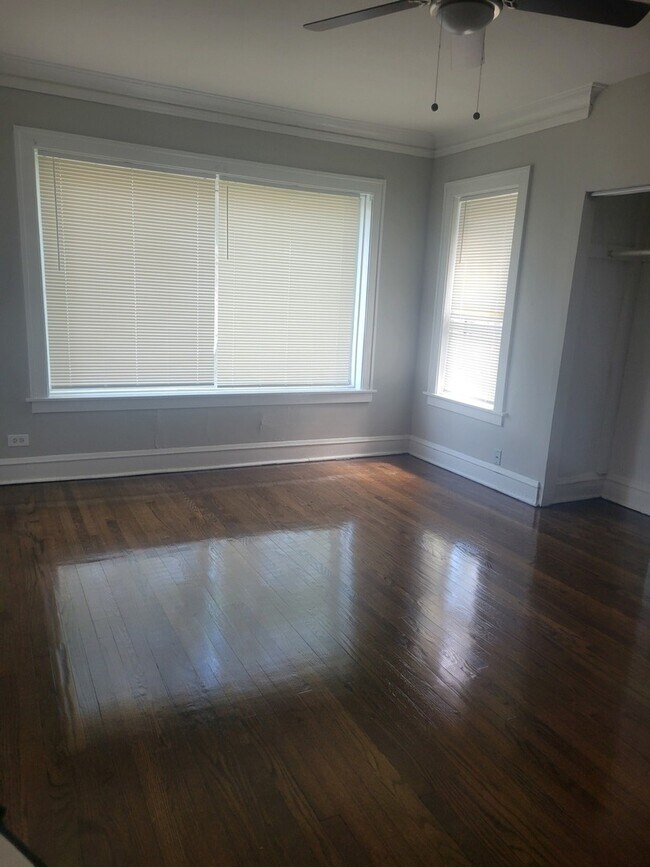 7918 S Essex Ave in Chicago, IL - Building Photo - Building Photo