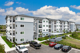 V2 Apartments in Ft. Myers, FL - Building Photo - Building Photo