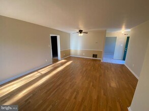 13701 Autumn Vale Ct in Chantilly, VA - Foto de edificio - Building Photo