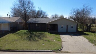 9816 NE 5th St in Midwest City, OK - Building Photo