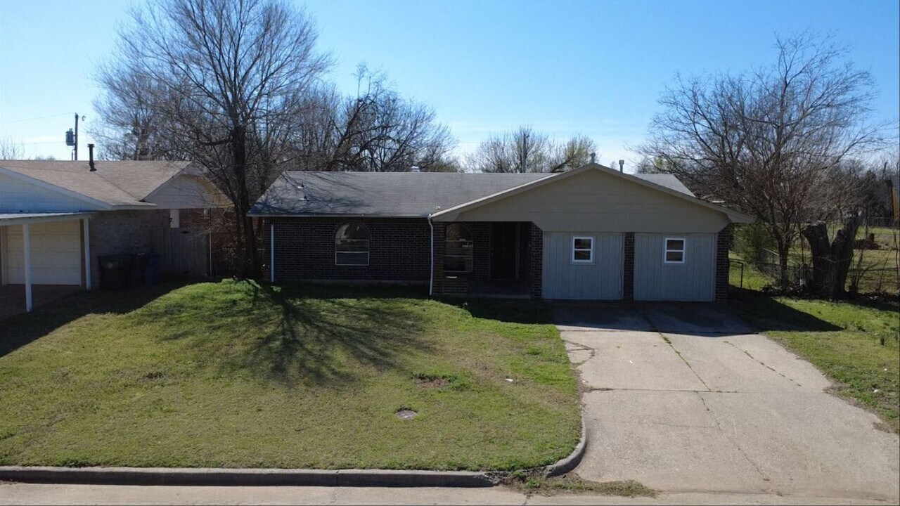 9816 NE 5th St in Midwest City, OK - Building Photo