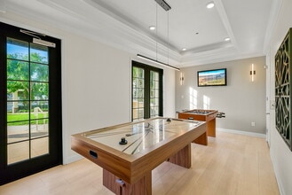 Pinnacle at MacArthur Place in Santa Ana, CA - Foto de edificio - Building Photo