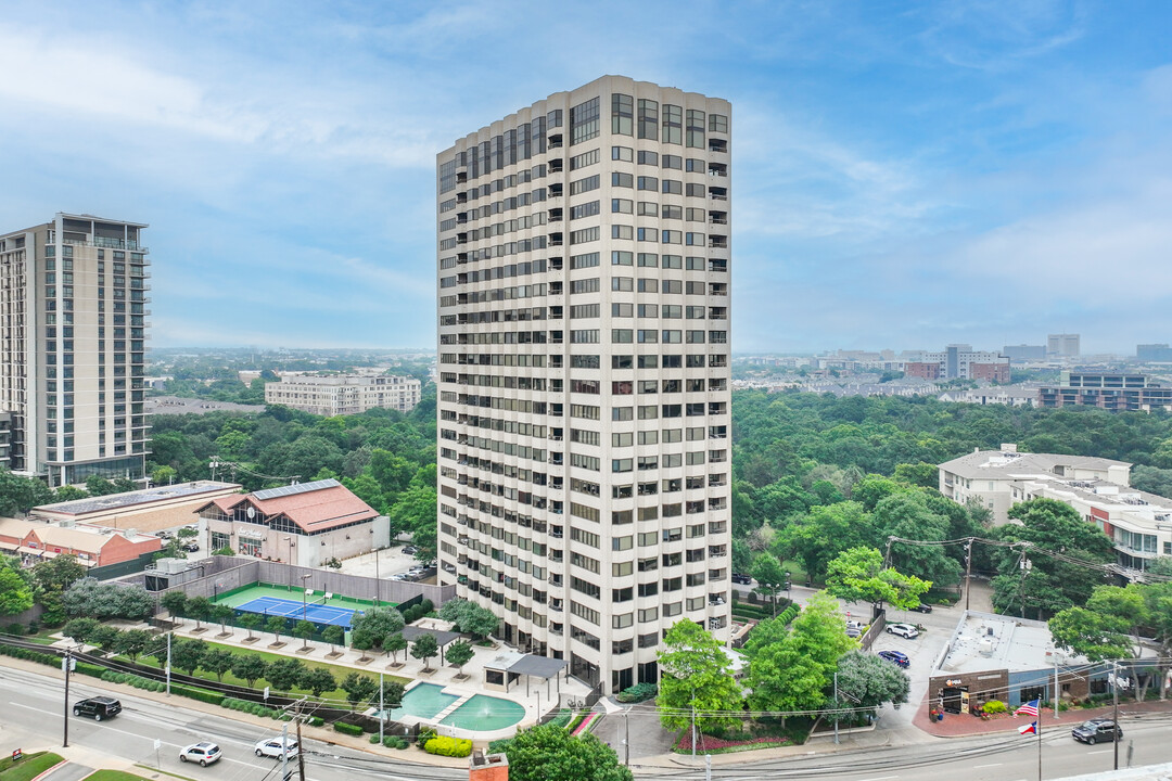 La Tour Condominiums in Dallas, TX - Foto de edificio