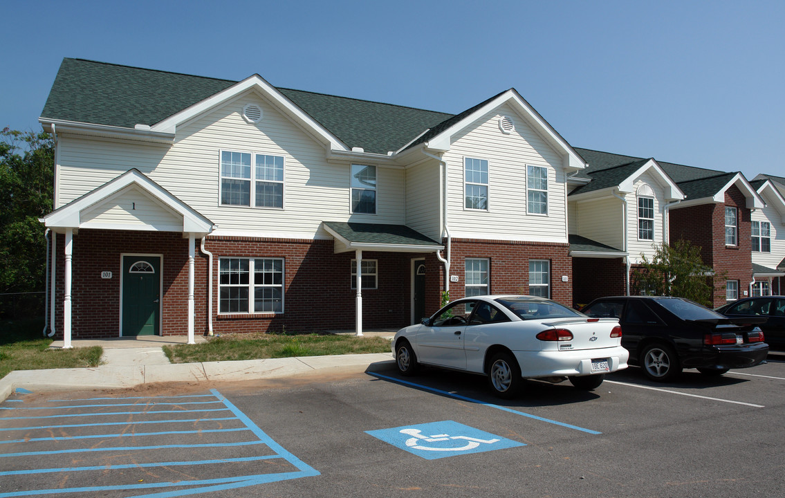 Carriage Hill in St. Albans, WV - Building Photo