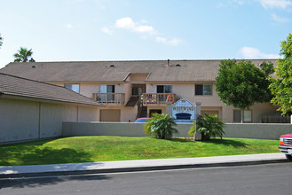 Westwind Apartments in Vista, CA - Foto de edificio - Building Photo